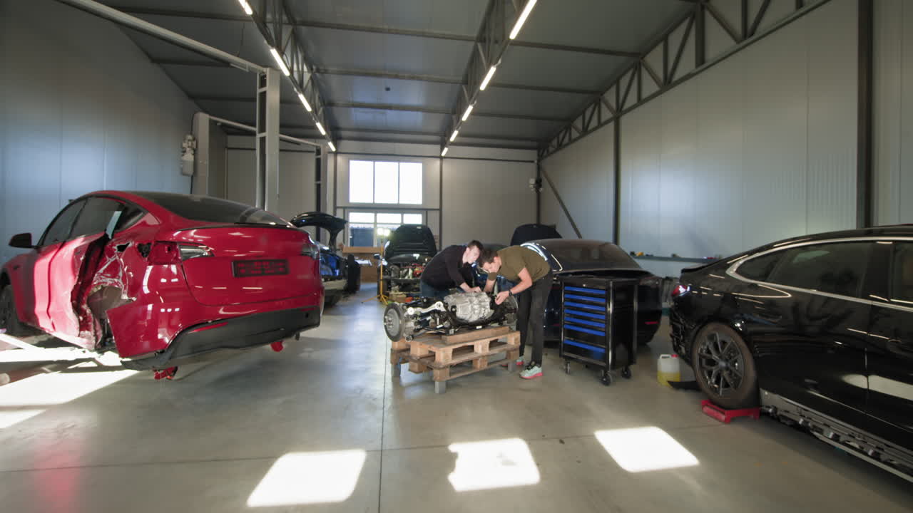 reparación de motores de automóviles eléctricos en el garaje