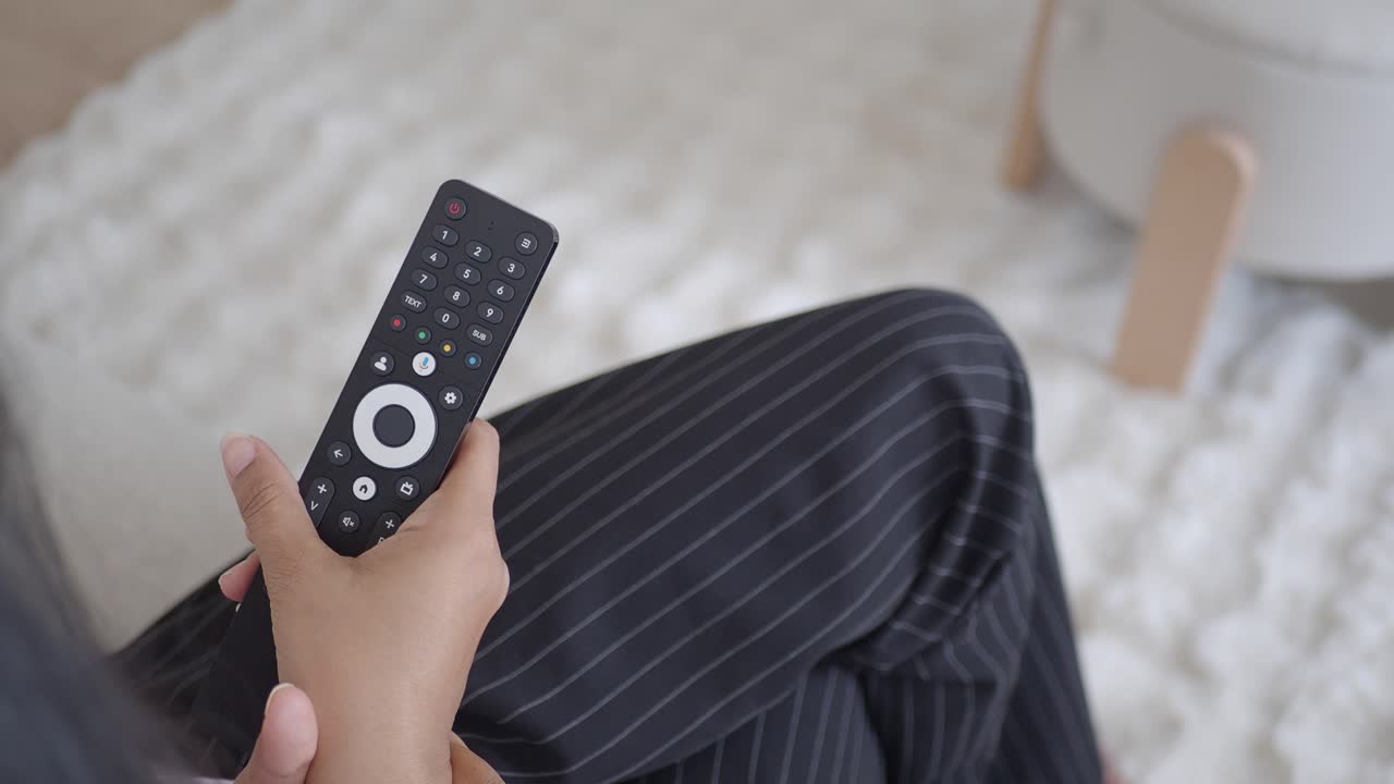 리모컨을 들고 있는 사람