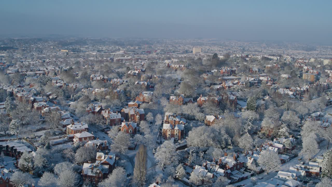 겨울 동안 노팅엄 주거 거리의 공중 설정 샷을 뒤로 당기십시오.