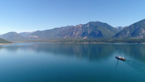 Barco-Navegando-En-El-Lago-4k