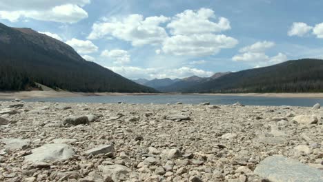 Vista-Inferior-Del-Lecho-Del-Depósito-Bajo-En-Colorado