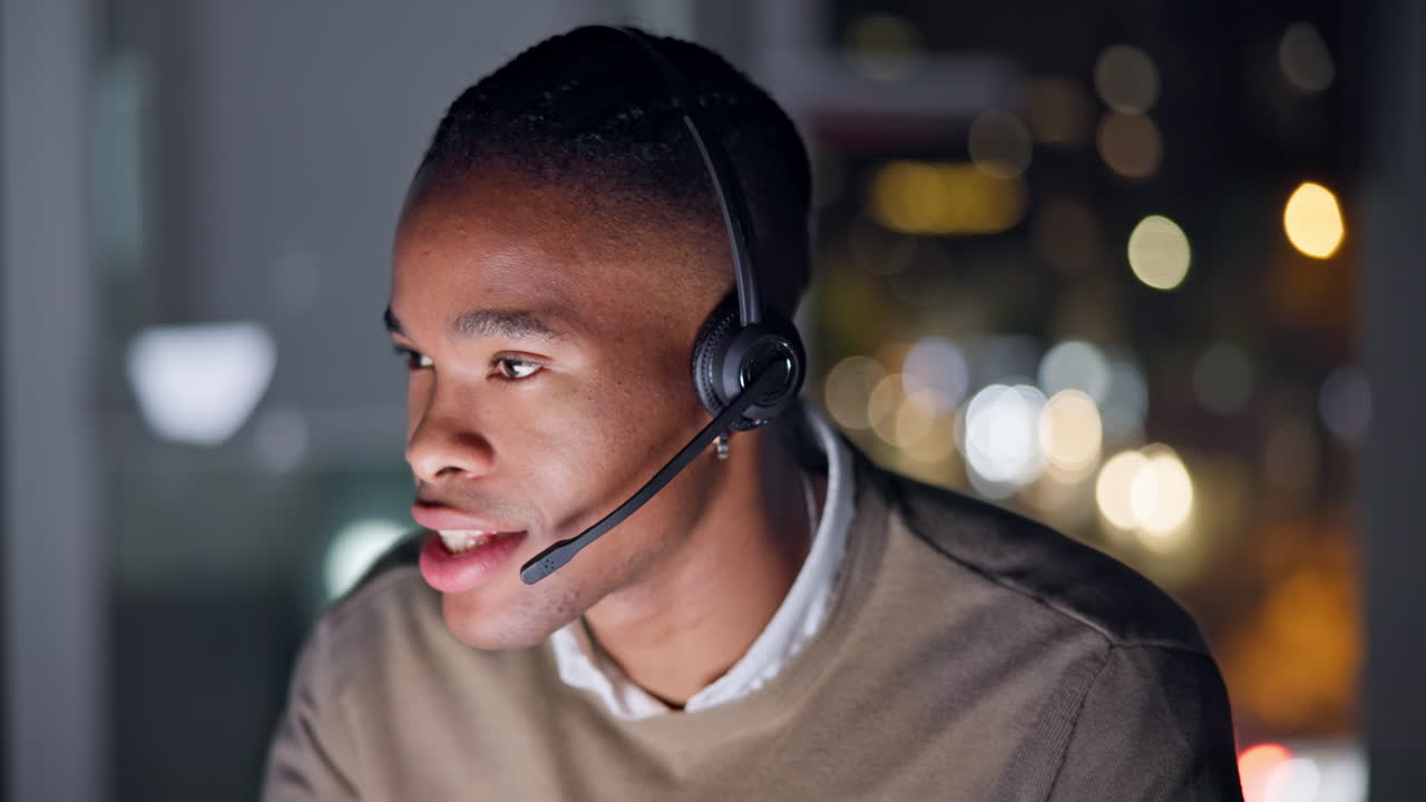 Uomo di colore, call center e conversazione notturna