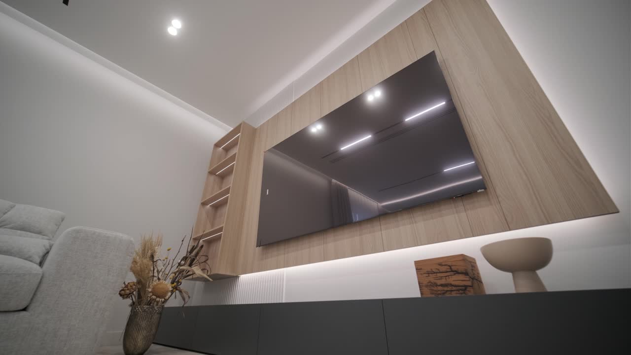 elegante sala de estar con sofá de peluche, unidad de medios de madera y iluminación ambiental, creando un espacio cálido y acogedor