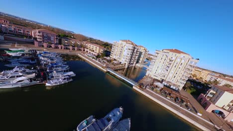 Inmersión-Aérea-Llena-De-Adrenalina-En-Un-Encantador-Puerto-Costero-Con-Barcos-Y-Apartamentos-Turísticos