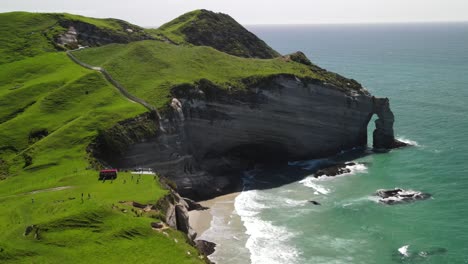 turistas que visitan la atracción popular del cabo de despedida lugar pintoresco en nueva zelandia