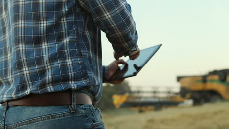 close-up do homem segurando um tablet em suas mãos