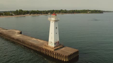 Drohnenrotationsaufnahme-Der-Leuchttürme-Am-Urlaubsort-Sodus-Point,-New-York,-An-Der-Landspitze-Am-Ufer-Des-Lake-Ontario