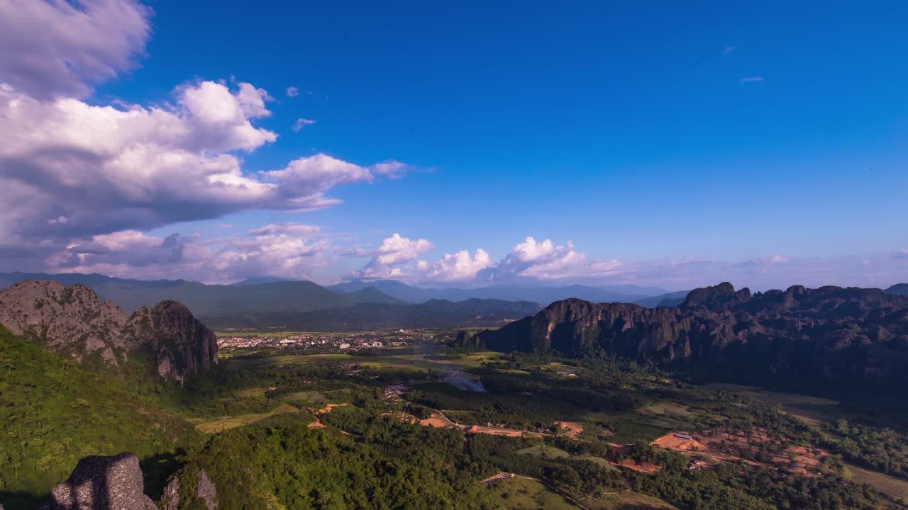 vista arial de vang vieng con nubes esponjosas