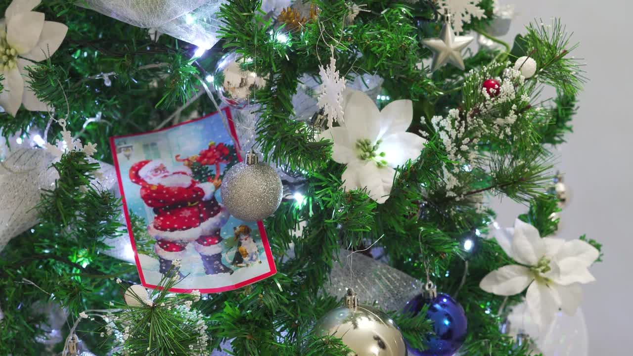 carta de deseos para santa claus colgando del árbol