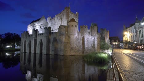 Schloss-Gravensteen-In-Gent,-Epische-Mittelalterliche-Architektur,-Nachts-Beleuchtet