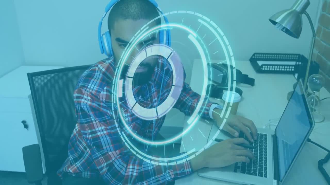 animación del escaneo del alcance sobre el hombre de negocios usando una computadora portátil