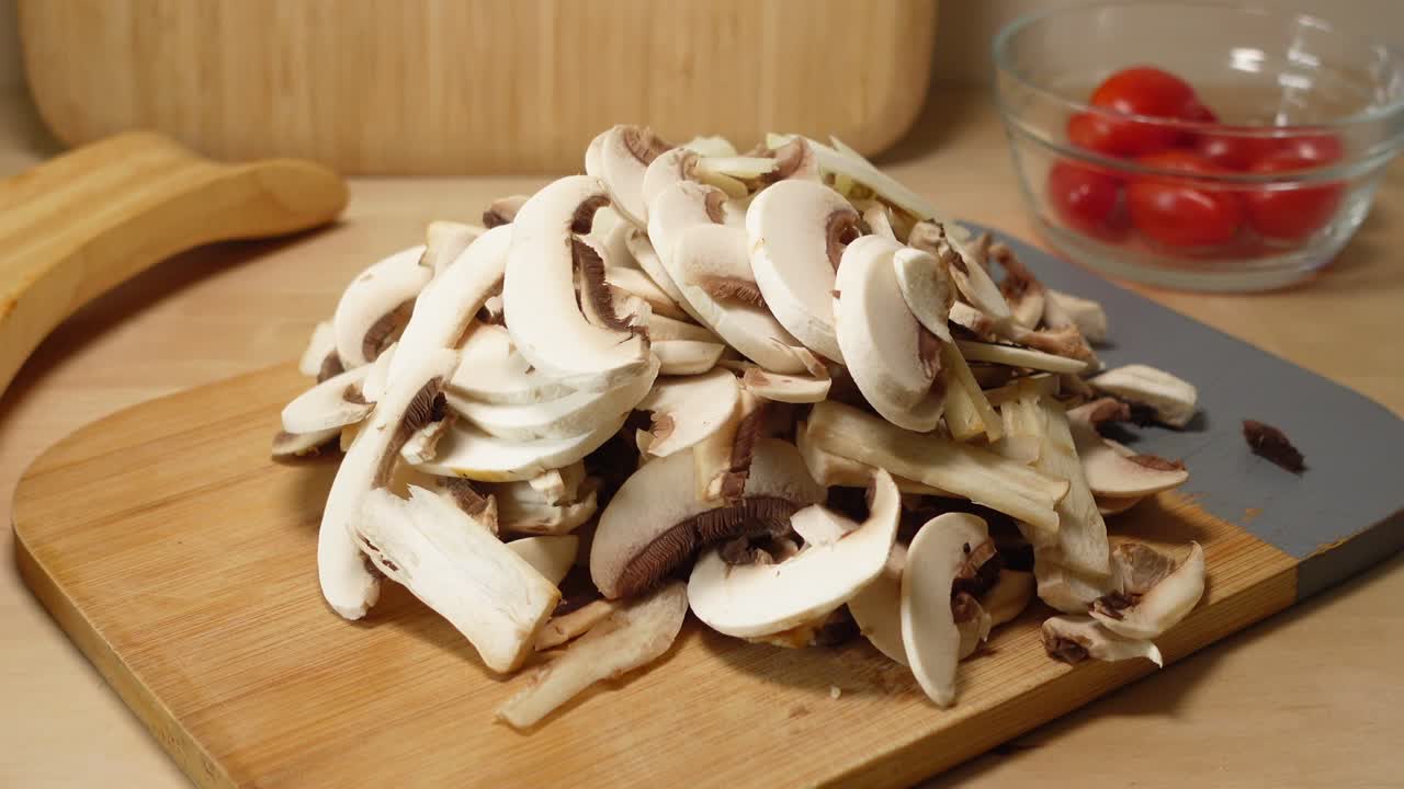 Sliced mushrooms and tomatoes
