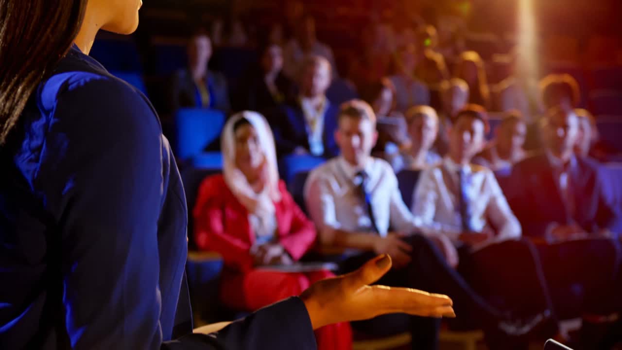mujer de negocios hablando en un seminario de negocios en el auditorio 4k
