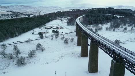 Vorwärtsfliegen-Entlang-Des-Historischen-Findhorn-Viadukts