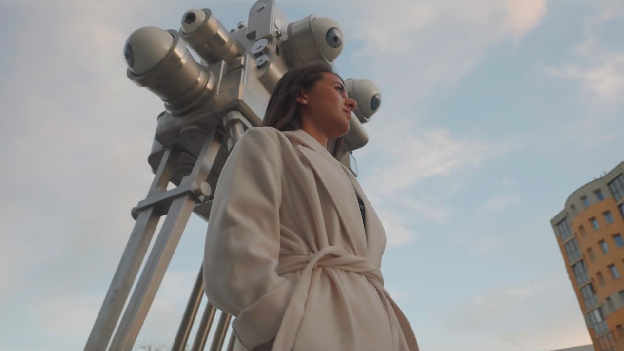 높은 스테인리스 스 트리포트 조각, 프라하 근처에 서 있는 여성의 낮은 각도 시각