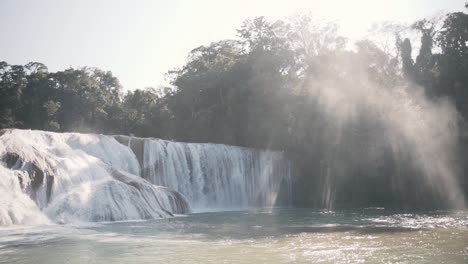 Sol-Brillante-Brillando-Sobre-Las-Cascadas-De-Agua-Azul-Y-El-Río-En-Chiapas,-México