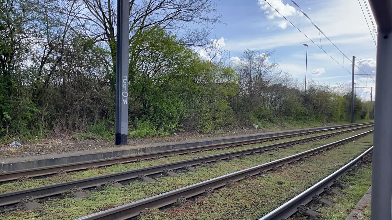 좋은 날씨 에 비어 있는 트램 레일