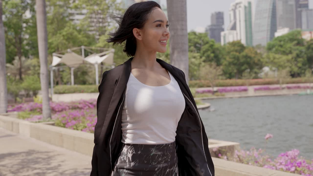 도시 공원에서 고 있는 여자