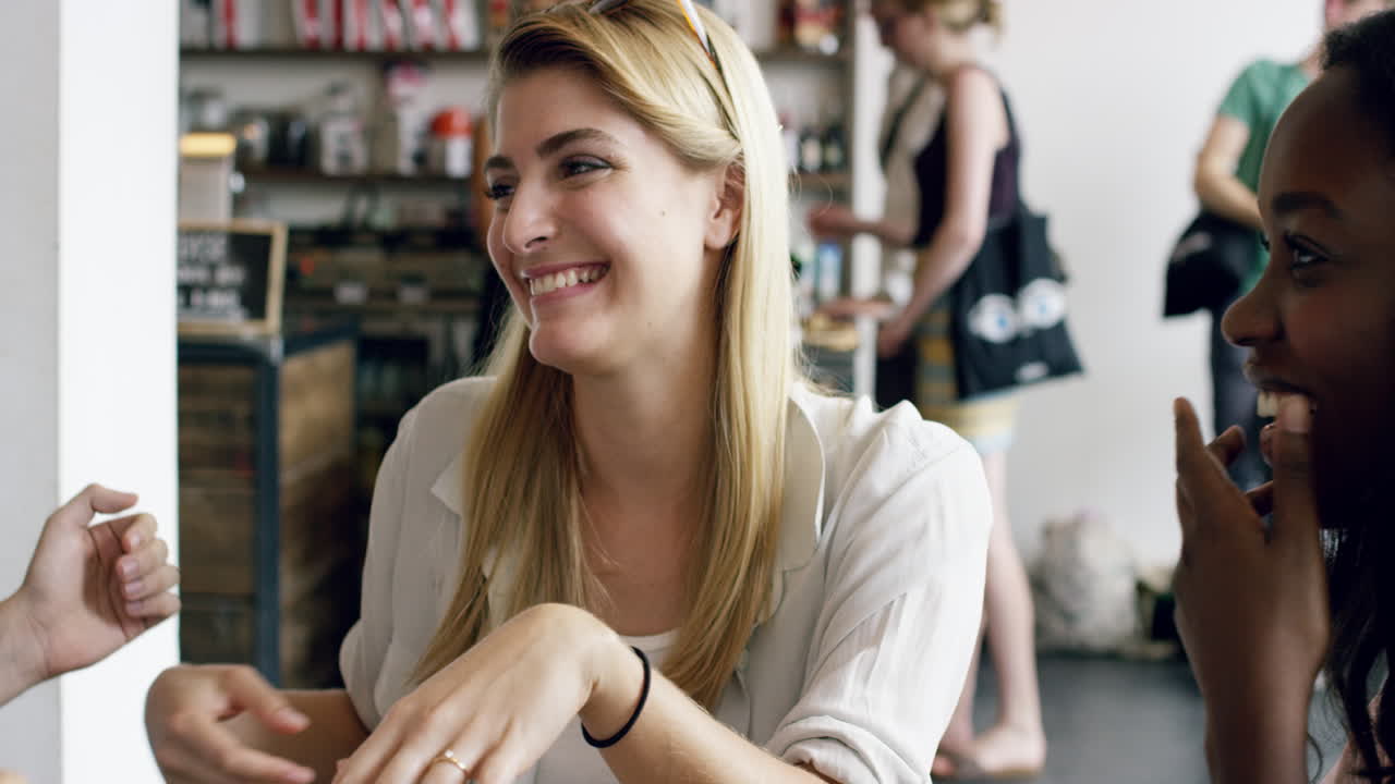 amigos disfrutando de una conversación en un café