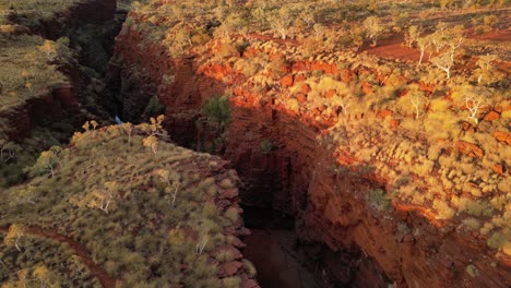 el desfiladero de joffre en el parque nacional de karagini durante la puesta de sol en australia occidental, dinámica aérea