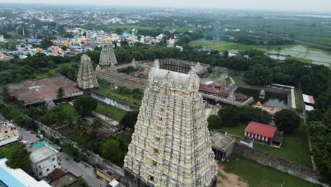 una vista aérea majestuosa de la ciudad de kanchipuram del templo de sri kanchi kamakshi amman en tamil nadu