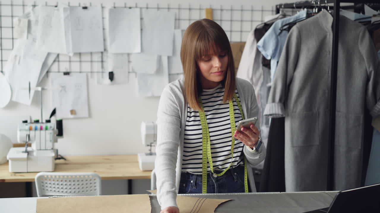 패션 디자이너가 패턴을 만들고 있습니다.