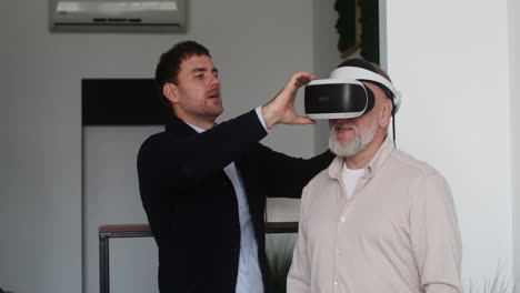hombre mayor usando anteojos virtuales
