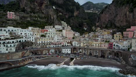 Costa-De-Amalfi-En-Italia,-Destino-De-Viaje-De-Lujo,-Vista-Aérea,-Ciudad-De-Montaña