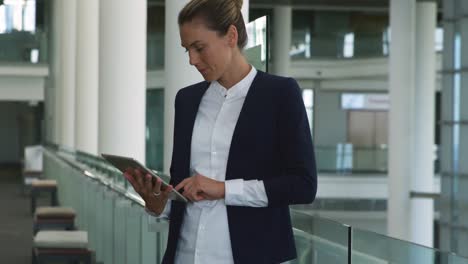 Geschäftsfrau-Nutzt-Tablet-Im-Modernen-Bürogebäude