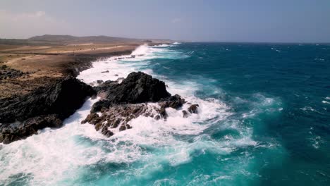 Arubas-Wellen-Brechen-Gegen-Die-Ostküste