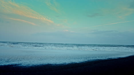 Espectaculares-Olas-Del-Océano-Aplastando-En-La-Orilla-De-La-Playa-De-Arena-Negra-En-Islandia