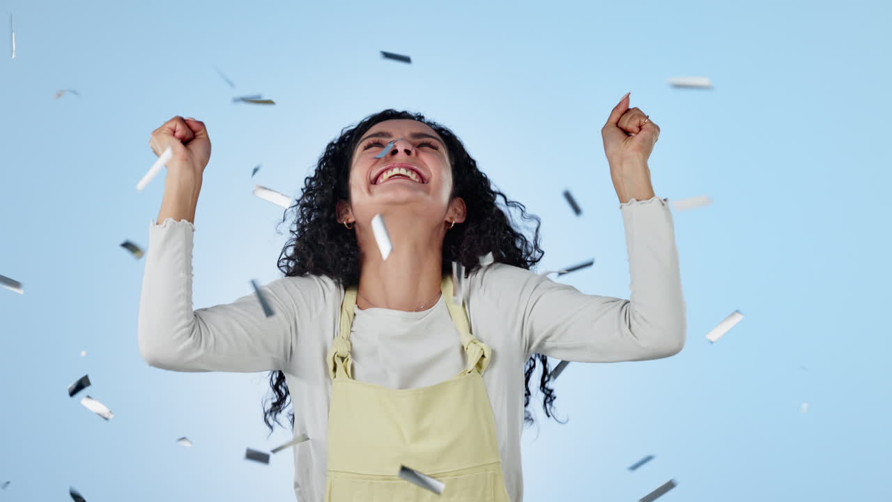 frau, konfetti oder feiern sie die gewinnankündigung