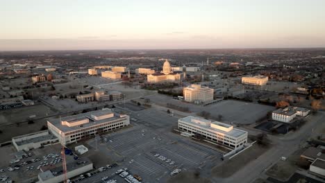 edificio del capitolio del estado de oklahoma en la ciudad de oklahoma, oklahoma con video de drones circulando por todas partes