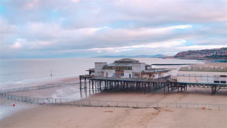 impresionante toma aérea cinematográfica ascendente del muelle de colwyn bay