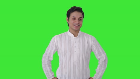 Hombre-Indio-Feliz-Sintiéndose-Relajado-Pantalla-Verde