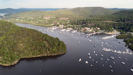 Drohnenschwenk-über-Das-Hafendock-Von-Brooklyn-Mit-Booten-Im-Buschland-Des-Hawkesbury-River-NSW-Hornsby-Sydney-Australien-3840x2160-4k