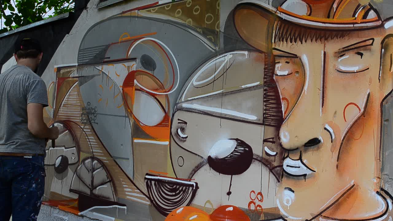 L'artista disegna graffiti, ritratto di persona con la pipa.