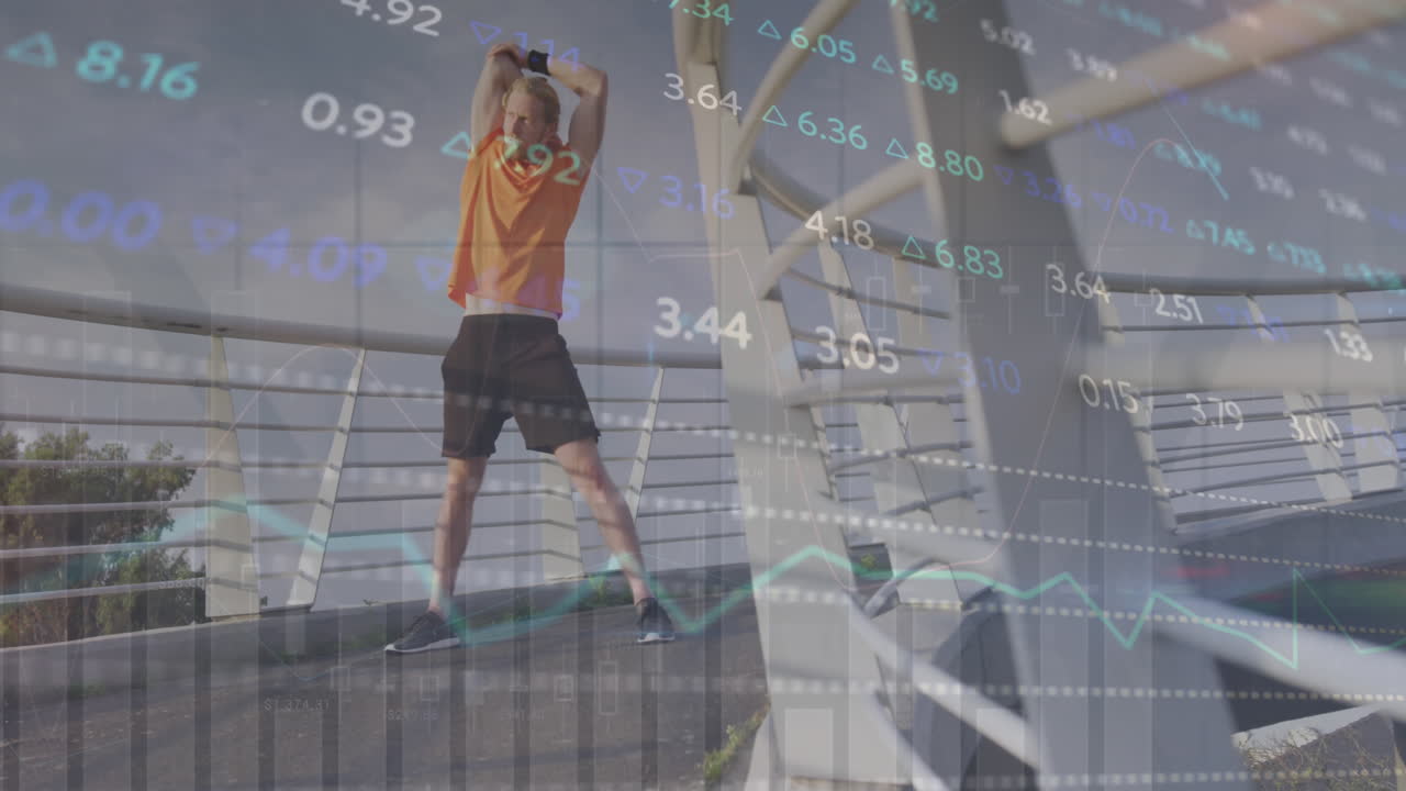 animación del procesamiento de datos financieros sobre el hombre caucásico estiramiento