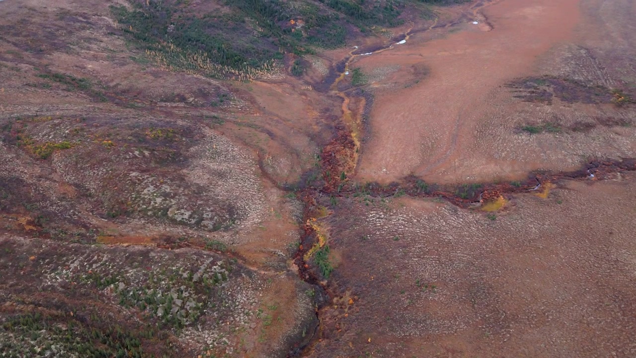 Vasta natura selvaggia dello Yukon in autunno in Canada - Ripresa aerea con drone