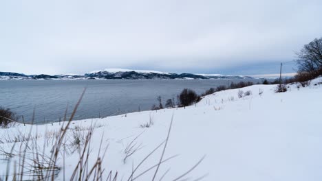 Paisaje-Nevado-En-Invierno-Con-Vistas-A-Fiordos-Y-Montañas-En-Noruega