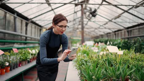 Florist-taking-photo-of-flowers