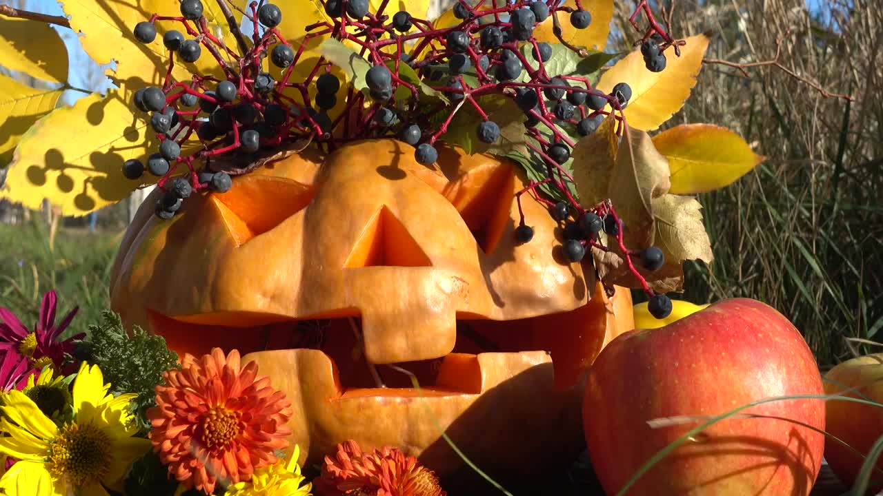 Calabaza espeluznante de Halloween. El monstruo se sienta en un tocón de árbol