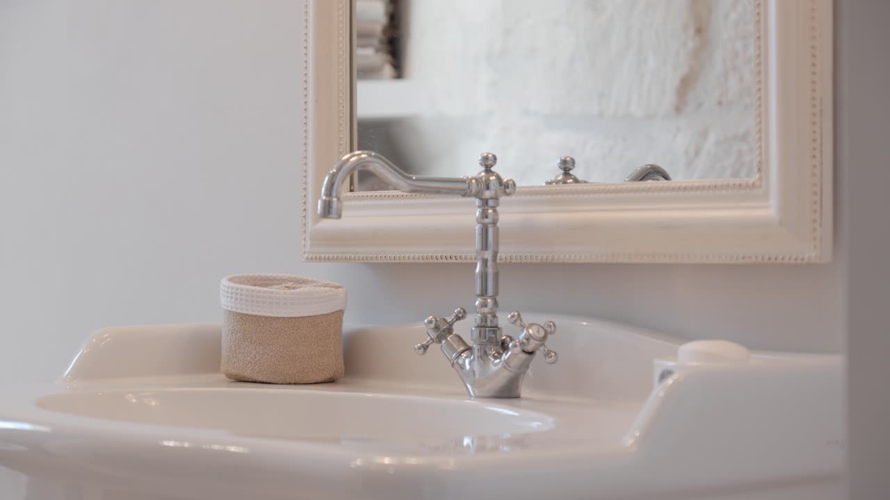 빌라 욕실에서 최소한의 색 세탁실의 느린 설정