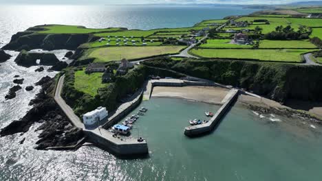 Drone-Estableciendo-Una-Toma-De-Boatstrand,-Un-Pequeño-Puerto-Pesquero-En-La-Costa-De-Waterford,-Irlanda