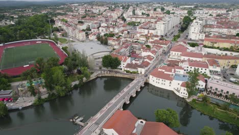 Tomar,-Portugal-Mit-Einer-Historischen-Brücke-Und-Einem-Sportplatz,-Luftaufnahme