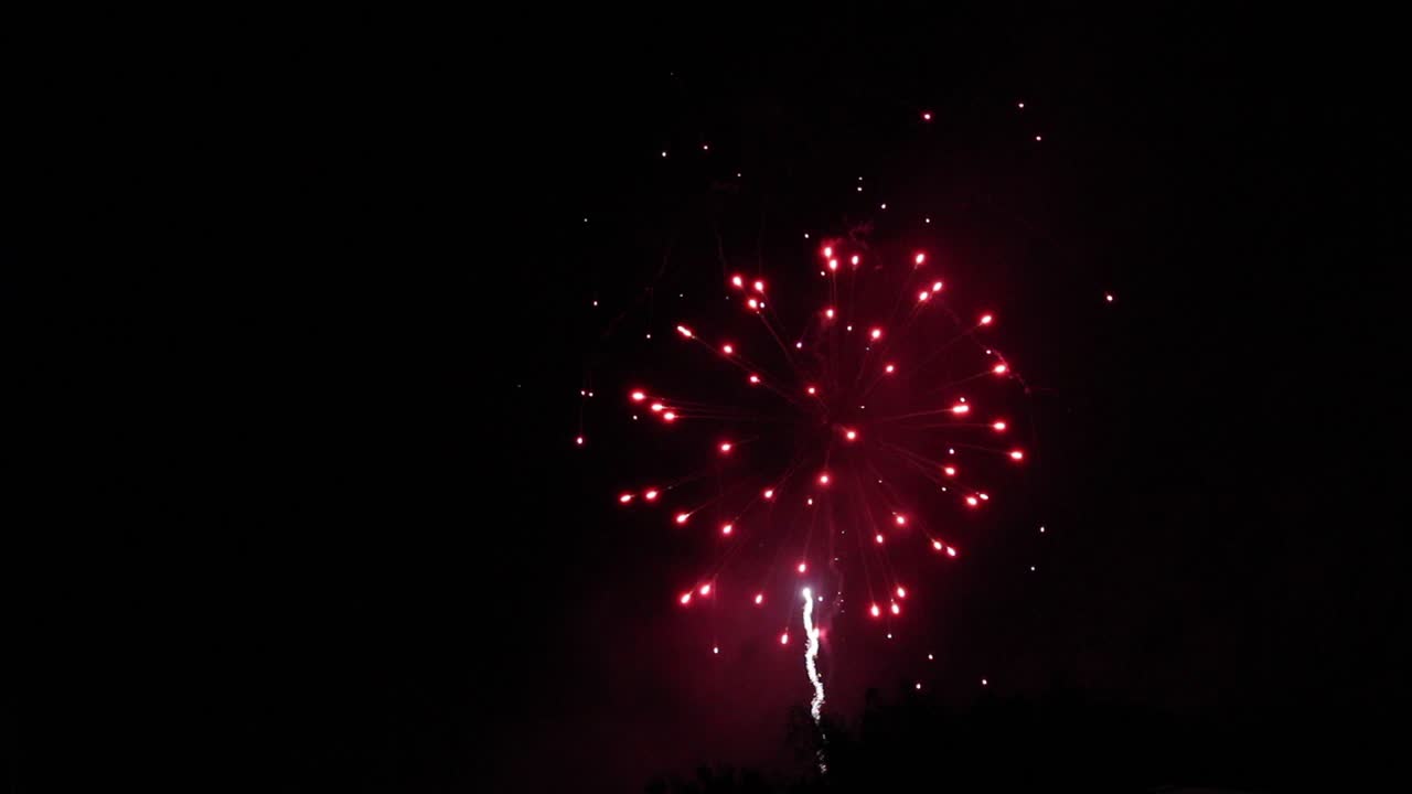 múltiples fuegos artificiales en el cielo oscuro