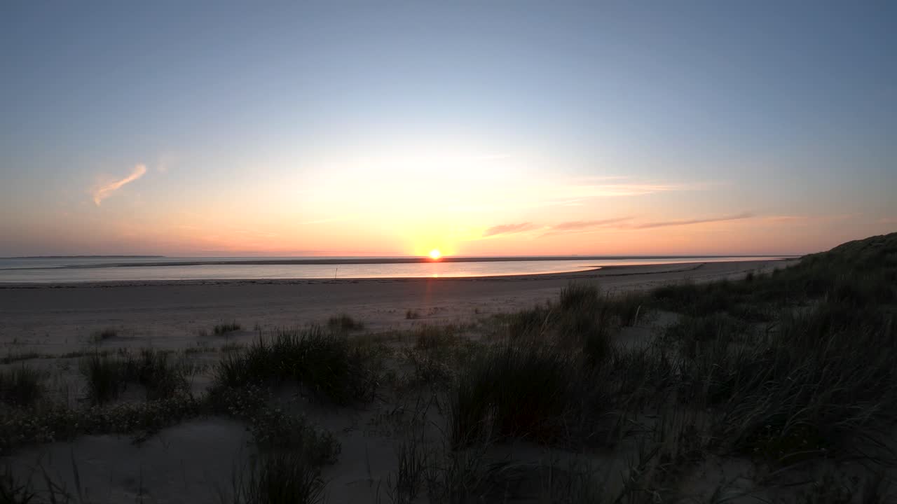 imágenes aéreas de drones levantadas de la playa y mirando el sol en el horizonte del mar