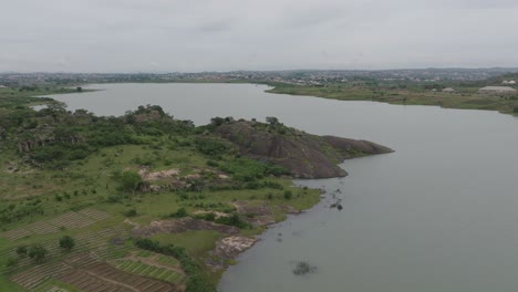 Antena---Presa-De-Lamingo-En-La-Meseta-De-Jos,-Nigeria,-Tiro-Hacia-Adelante