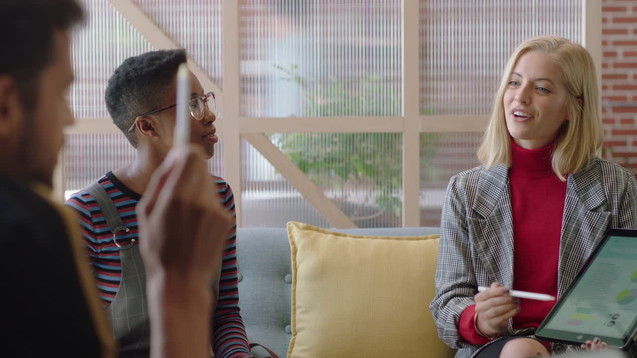 젊은 사업가 들 이 만나는 백인 팀 리더 여성 들 이 디지털 태블릿 컴퓨터 를 사용 하여 시장 조사 를 발표 하고 고객 들 에게 프로젝트 개발 을 보여주며 사무실 에서 아이디어 를 공유 하는 프레젠테이션