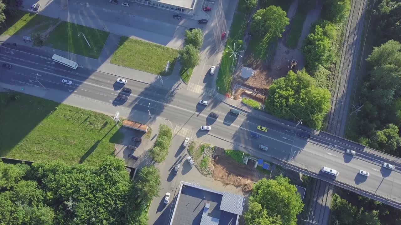 다리와 도로 교차로가 있는 도시 풍경